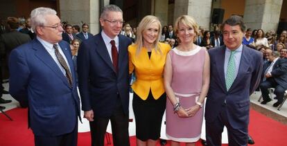 De izquierda a derecha, Joaqu&iacute;n Leguina, Alberto Ruiz- Gallard&oacute;n, Cristina Cifuentes, Esperanza Aguirre y Ignacio Gonz&aacute;lez, en la toma de posesi&oacute;n de Cifuentes como nueva presidenta de la Comunidad de Madrid en la Real Casa de Correos. 