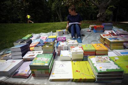 Preparación de una de las 367 casetas que se preparan para abrir hoy en la Feria del Libro de Madrid.