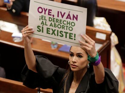 La representante a la Cámara, María Fernanda Carrascal, muestra un cartel a favor del aborto, durante la instalación del nuevo Congreso Nacional, en Bogotá.