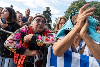 Asistentes lamentan el fallecimiento de José Mujica en la Avenida Libertador, al paso del cortejo fúnebre por la capital uruguaya. 
