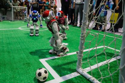 Partido de fútbol robótico en el ámbito del Congreso Mundial de Robótica en Pekín.