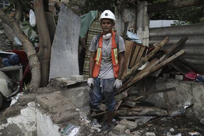 Jojutla, a cerca de 100 quilômetros ao sul da capital do México, é um dos locais mais devastados pelo terremoto de terça-feira, que deixou mais de 300 mortos. Na imagem, Hector Rodarte posa entre os escombros de uma casa destruída após o sismo.