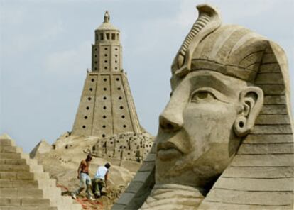 Unos artistas preparan una escultura de arena que recrea el antiguo Egipto en Luebeck, (Alemania), donde se celebra el festival <i>Sand World</i>.