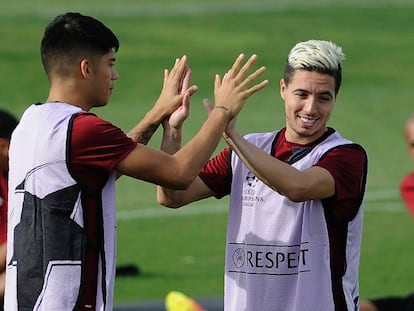 Nasri saluda a su compañero Correa en el entrenamiento del Sevilla.