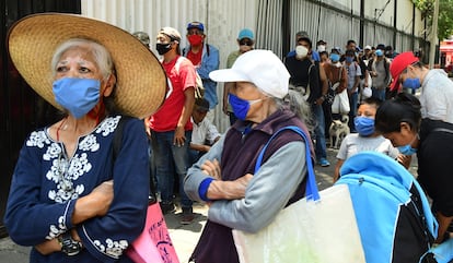 Fila para recibir alimento este miércoles, en la iglesia del barrio de La Soledad, en Ciudad de México.