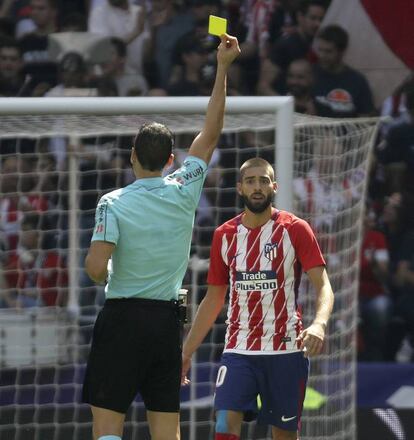 Amarilla para Correa por un falta en ataque a Lenglet.