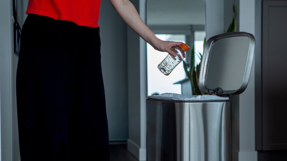 Este cubo de basura con sensor evita tocar nada y mejora la higiene en la cocina