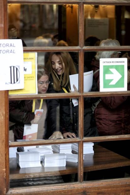 Dues apoderades d'ERC i Catalunya en Comú-Podem supervisen paperetes electorals a Barcelona.