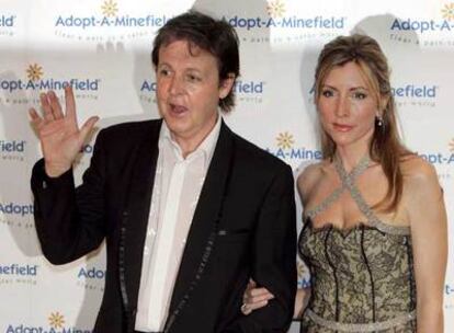 El musico Paul McCartney  y su ex mujer Heather Mills a su llegada a la gala benéfica  <i>Adopta un campo de minas</i> en el año 2005.