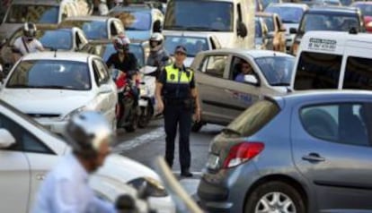 Un polic&iacute;a local de Valencia en una jornada complicada de tr&aacute;fico en la capital. 