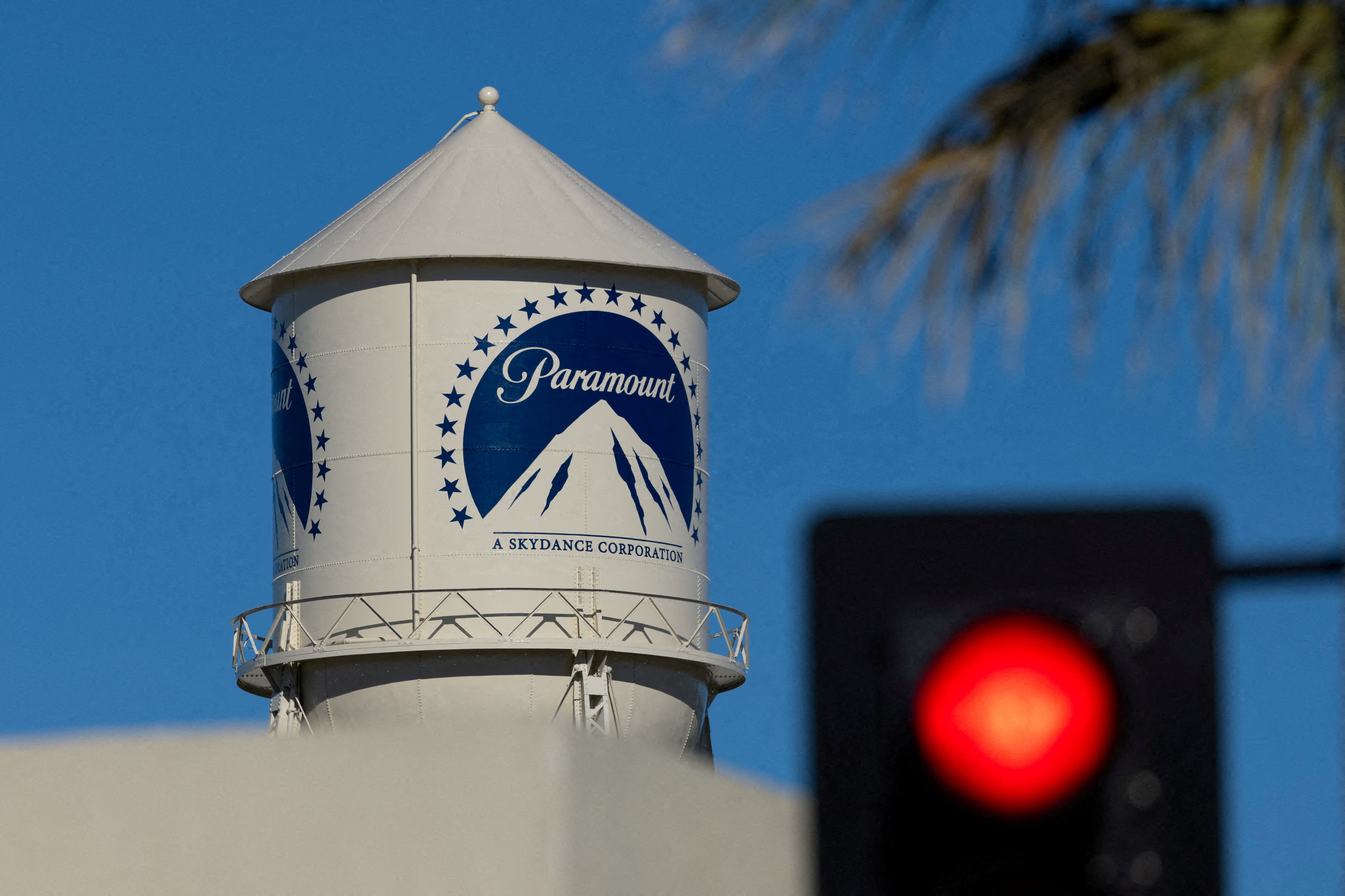 La fusión de Paramount y Warner podría costar 4.500 empleos en Hollywood, según un estudio 