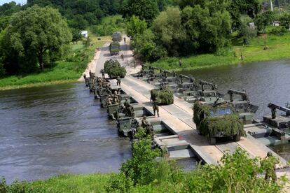 Tropas alemanas cruzan el río Neris durante la maniobra militar 'Lobo de hierro 2017' en Stasenai (Lituania).Estos ejercicios militares forman parte de las maniobras anuales 'Golpe de sable' de la OTAN en la región báltica, organizada por el comando de las fuerzas estadounidenses en Europa. 