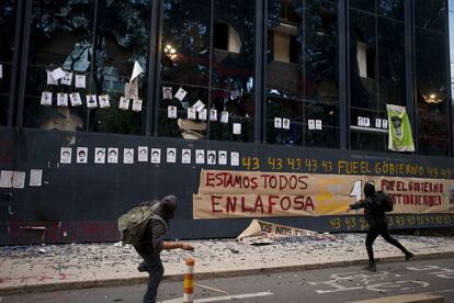 "Estamos todos en la fosa" rezaban los carteles que los estudiantes de la Universidad Nacional Autónoma de México colgaron sobre la fachada de la Procuraduría General para protestar por la desaparición de 43 normalistas en Iguala, en el Estado de Guerrero.