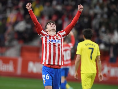 El defensa del Sporting de Gijón Pablo García celebra la victoria ante el Villarreal.