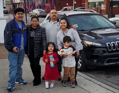 Rafaela Flores, su esposo y sus dos hijos llevan 18 años en EEUU. Su trabajo como limpiadora le permite mandar remesas a México cada 15 días.