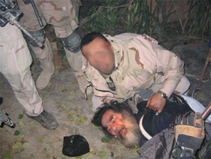 Imagen de la captura del expresidente de Irak Sadam Husein, difundida el 7 de enero de 2004 en la página web military,com, y enviada de forma anónima por un militar estadounidense. El dictador iraquí fue capturado el 13 de septiembre de 2003 cerca de Tikrit, donde se había escondido en un zulo bajo tierra. Durante sus seis meses de huida, Sadam Husein alentó al levantamiento de los iraquíes contra la invasión en varios mensajes de audio difundidos en varias televisiones.