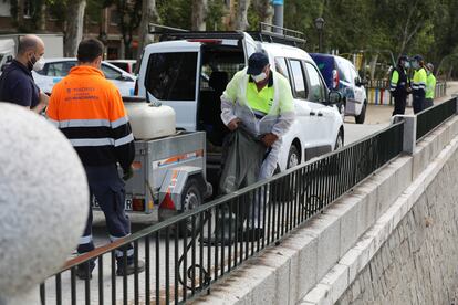 Un trabajador se pone el mono para las labores contra la mosca negra en el Manzanares a su paso por la capital, el pasado junio.