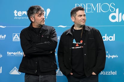 Los hermanos Muñoz, conocidos como Estopa, no necesitan presentación. Han trascendido a generaciones y en sus conciertos siempre hay gente joven en las primeras filas: “Es muy guay, que quieres que te diga”. Sobre qué son los Dial para ellos, son claros: “Es como el día de la marmota, como si no hubiera pasado un año y todo sigue igual”.
