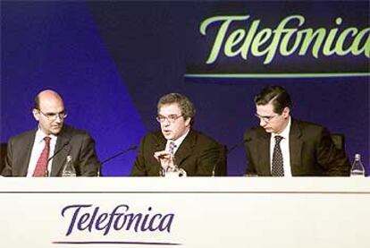 De izquierda a derecha, Fernando Abril-Martorell, César Alierta y Antonio Alonso Ureba, durante la última junta de accionistas de Telefónica.