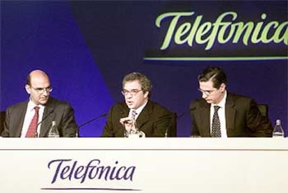 De izquierda a derecha, Fernando Abril-Martorell, César Alierta y Antonio Alonso Ureba, durante la última junta de accionistas de Telefónica.