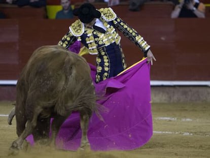 José María Manzanares torea por chicuelinas al sexto de la tarde.