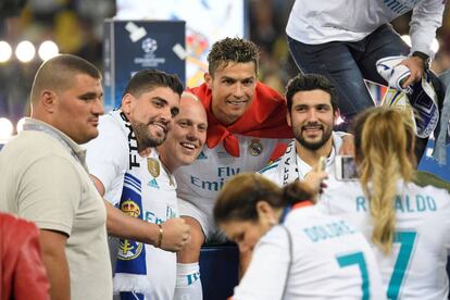 Cristiano Ronaldo posa con unos amigos tras la victoria en la final de la Champions League.