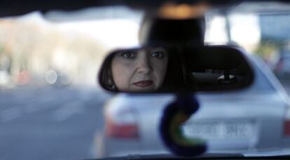 María, en su coche antes de volver a su casa en Toledo.