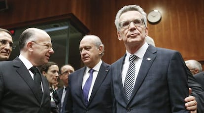 El ministro Jorge Fernández Díaz (centro), junto a otros responsables de Interior en Bruselas.