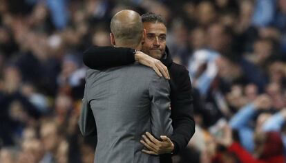Guardiola saluda a Luis Enrique, tras el partido en Manchester. 