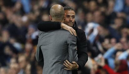 Guardiola saluda a Luis Enrique, tras el partido en Manchester.