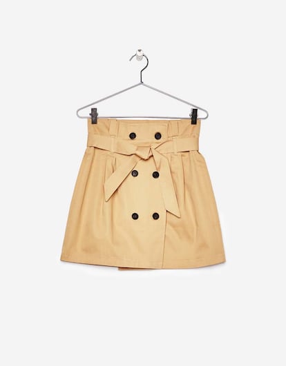 Minifalda también disponible en amarillo, kaki y negro, de Bershka (15,99 euros).