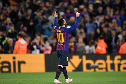 Lionel Messi celebrael primer gol conseguido por su equipo.