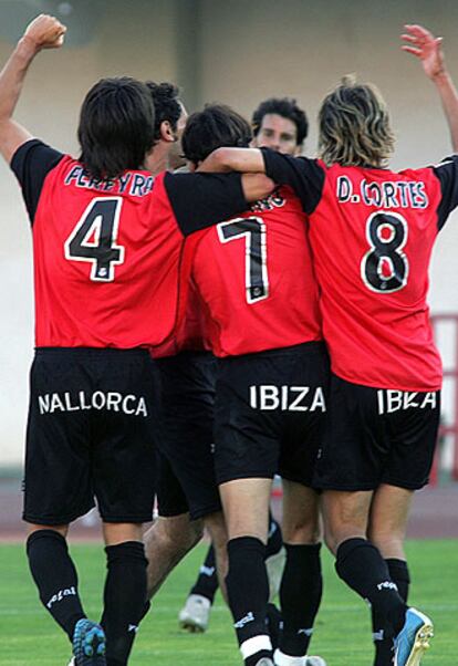 Los jugadores del Mallorca se abrazan tras uno de sus goles.