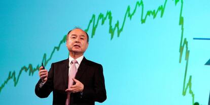 El fundador, presidente y consejero delegado de SoftBank, Masayoshi Son, anuncia un aumento de su beneficio un 51,6 % entre abril y diciembre de 2018, hasta 1,53 billones de yenes (12.301 millones de euros), en una rueda de prensa celebrada este miércoles en Tokio (Japón).