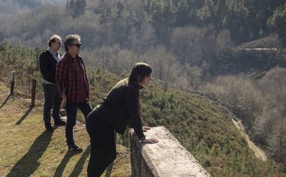 Miguel de Lira, Xesús Ron y Patricia de Lorenzo, en la curva donde murió el ingeniero España.