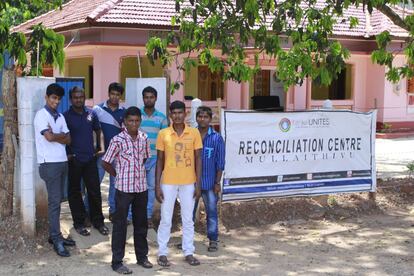 Miembros de la organización local Sri Lanka Unites y beneficiarios de sus proyectos posan frente al Centro de Reconciliación de Mullaitivu.