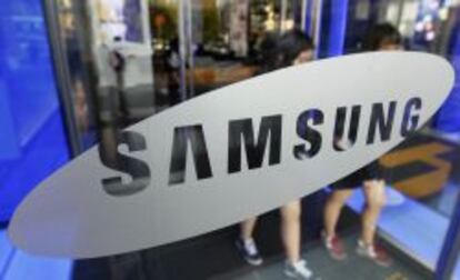 Unos estudiantes en la sede cental de Samsung Electronics en Seúl.