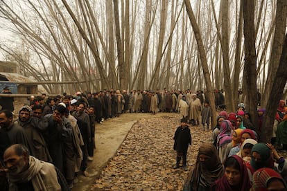 Ciudadanos cachemires hacen cola a la entrada de un centro electoral durante la primera fase de las elecciones de la asamblea del estado de Jammu y Cachemira, en Shadipora, Cachemira.