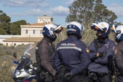 Polic&iacute;as frente a la casa de Mar&iacute;a del Carmen Mart&iacute;nez.