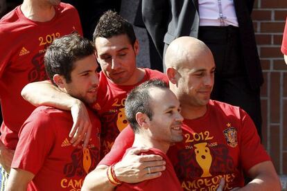 Alba y Cazorla, Iniesta y Reina, se abrazan durante las celebraciones.