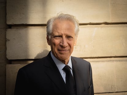 El ex primer ministro francés Dominique de Villepin, fotografiado en el exterior del edificio de la Asamblea Nacional de París, el pasado 7 de noviembre.