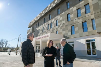 Varios socios de la cooperativa del Balneario de Frailes en Jaén, acompañados de la alcaldesa de la localidad, Encarnación Castro, frente al edificio.