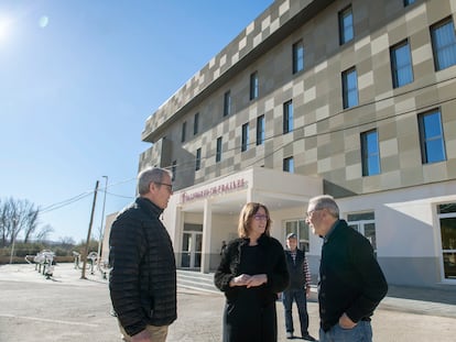 Varios socios de la cooperativa del Balneario de Frailes en Jaén, acompañados de la alcaldesa de la localidad, Encarnación Castro, frente al edificio.