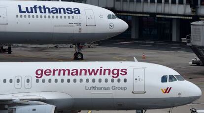 Dos Airbus de Lufhansa y de Germanwings en el aeropuerto de Düsseldorf.