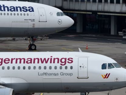 Dos Airbus de Lufhansa y de Germanwings en el aeropuerto de Düsseldorf.