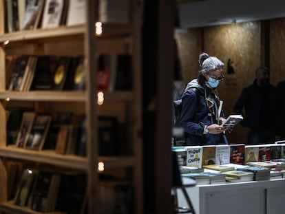 Una mujer lee la contraportada de un libro durante el primer día de la 46ª edición de la Feria del Libro de Buenos Aires, el 28 de abril de 2022.