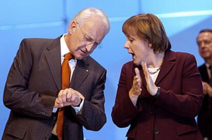 Edmund Stoiber y Angela Merkel, ayer, durante el congreso de la CDU en Leipzig.