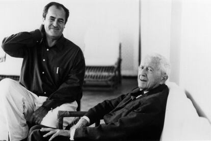 Bernardo Bertolucci junto a Paul Bowles, autor de la novela en la que se basó el guión del film 'El cielo protector'. 