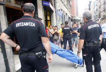 Momento en el que sacan el cadáver de una joven de 36 años hallada muerta en un piso de la calle Fernández del Campo de Bilbao.