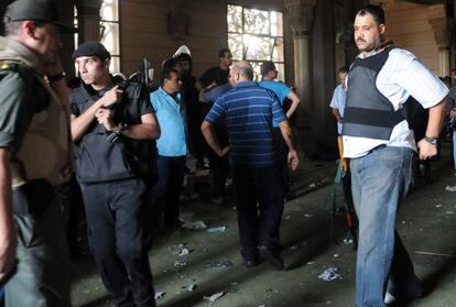 Fuerzas de seguridad egipcias en la mezquita de Al Fatah en El Cairo.